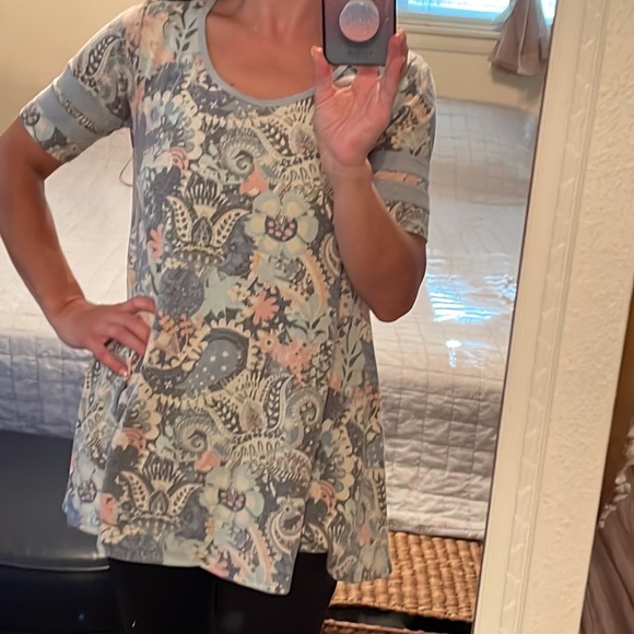 LuLaRoe XS Simply Comfortable Perfect T - Picture 4 of 17